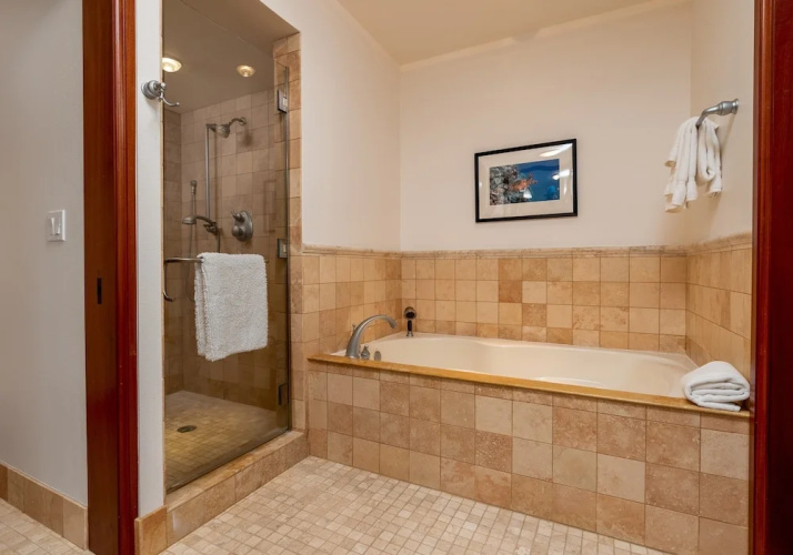 Kolea Circle #16e 2 Bedroom Condo by RedAwning