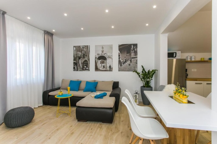2 Bedrooms Luxury Apartment with sea view