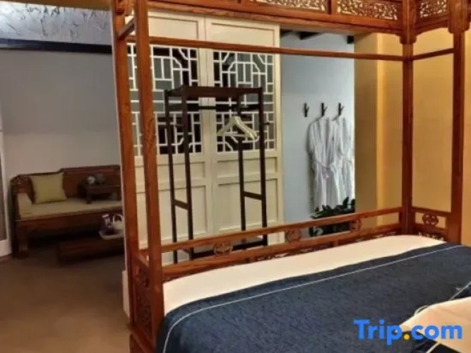 Deluxe Suite with courtyard view