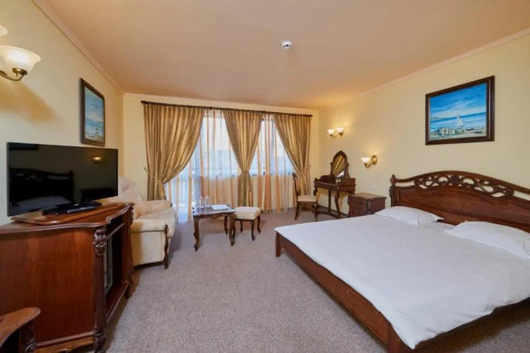 Suite with balcony and with city view