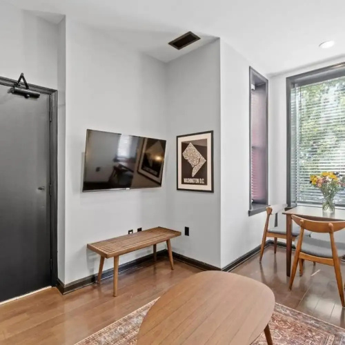 Charming DC Rowhouse Condo - Ideal Long-term Stay