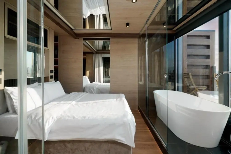 Executive Suite with balcony and with city view