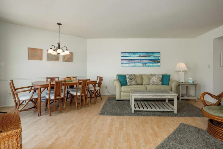 Mariners Court 204