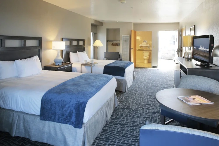 Standard Quadruple room with balcony and with partial ocean view
