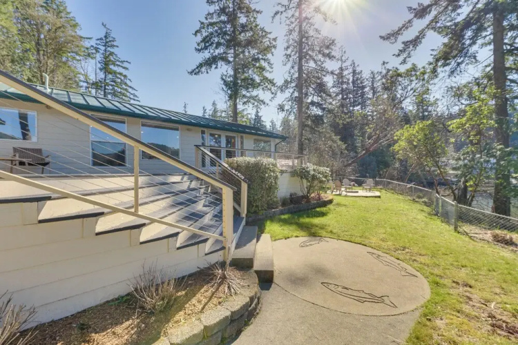 Waterfront Washington Getaway w/ Hot Tub & Deck!