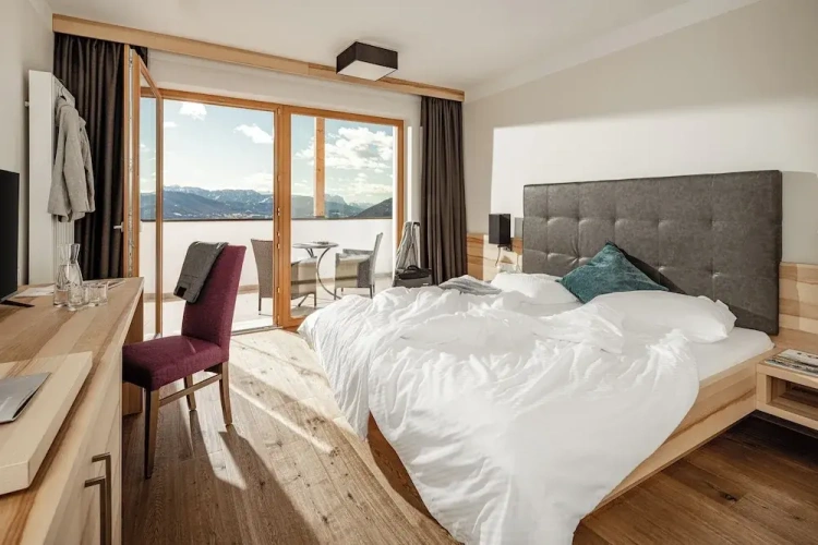 Comfort room with balcony