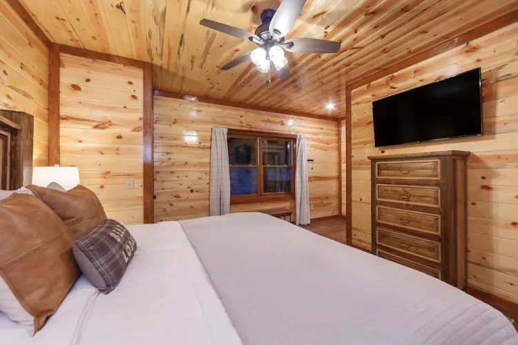 Black Bear Splash 6 Bedroom Cabin by RedAwning