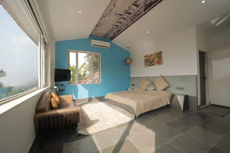 360 South, Khandala