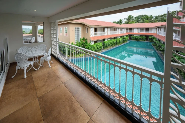 Standard room with pool view