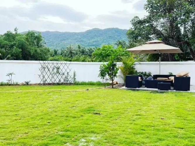 Wanning Yellow&White Homestay