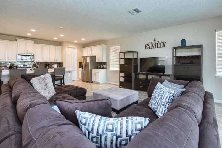 Solara 9 Bedroom House w Pool - 8100SA