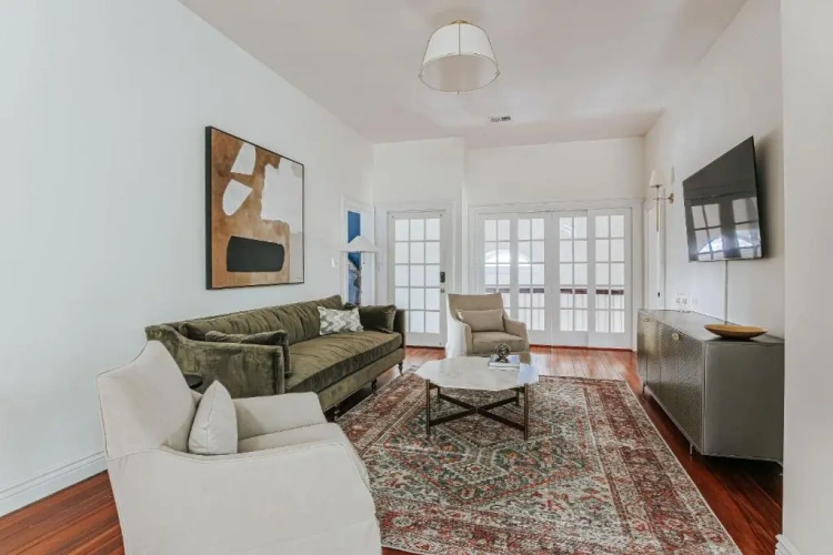 3 Bedrooms Apartment