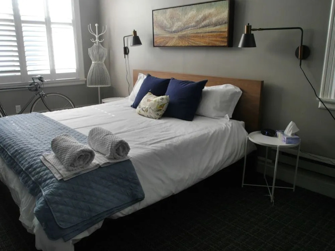 Stunning Two Level Home 3 Bedrooms