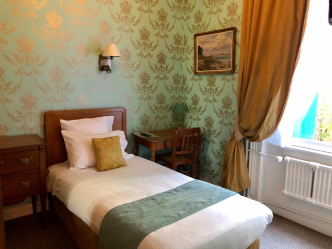 Standard Single room with street view