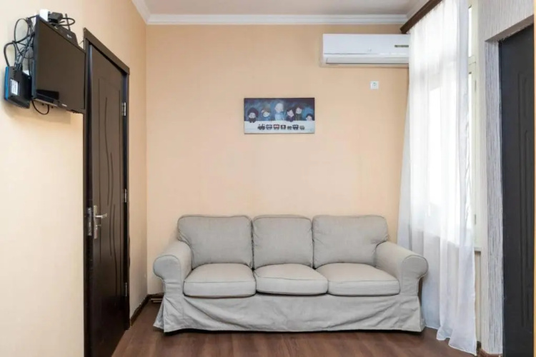 Cozy 2BR apt w Balcony on Aghmashenebeli ave