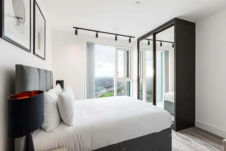 Modern Sky-High Flat In North Acton
