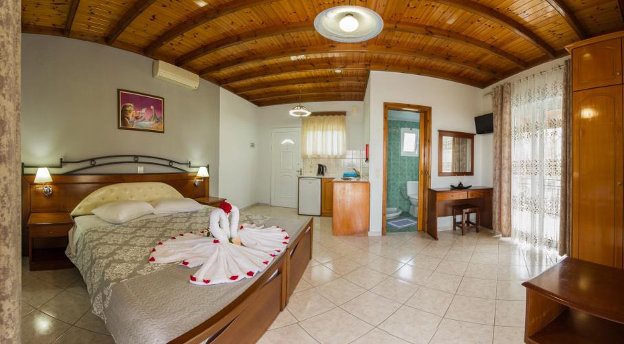 Makis Studios And Apartments
