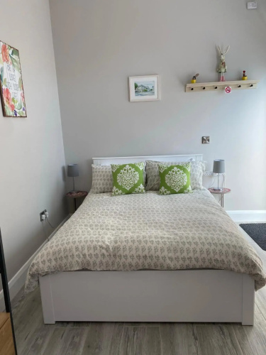 Hugo Mews Bright Studio Apartment