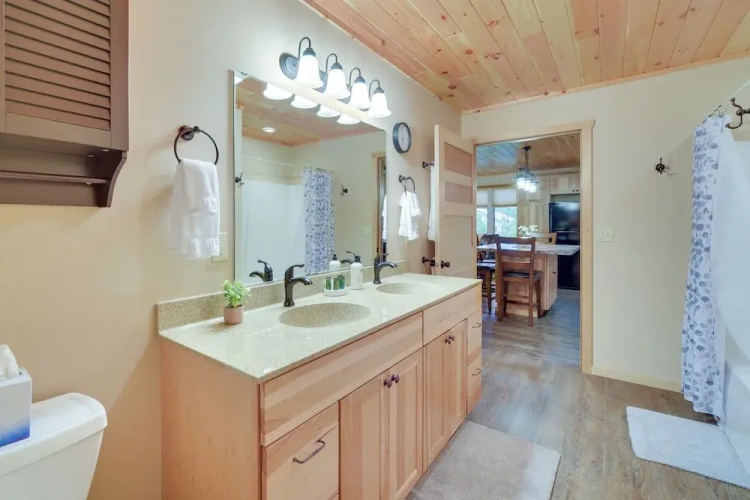 Cozy Cable Cabin Rental - Pet Friendly!