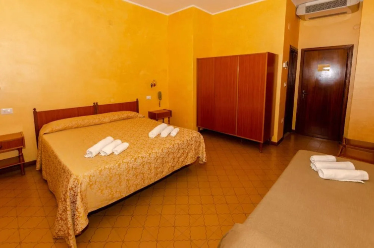 Hotel Holiday