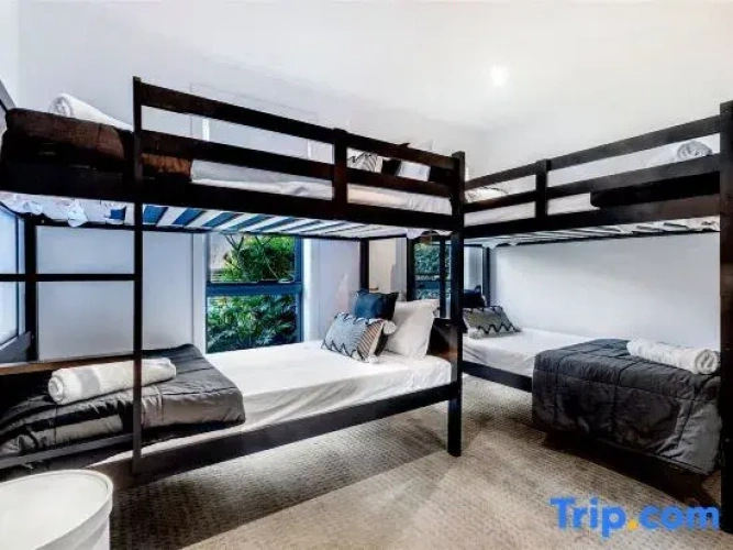 5 Bedrooms Apartment