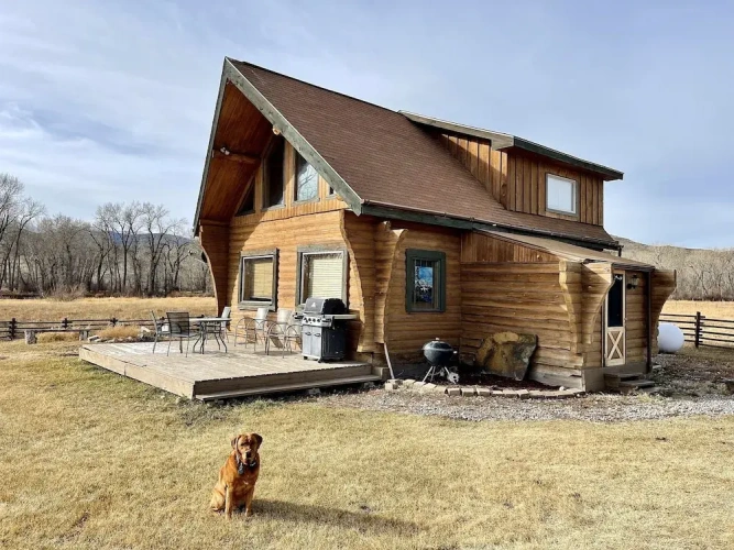 2 Bedrooms Standard Family room with mountain view