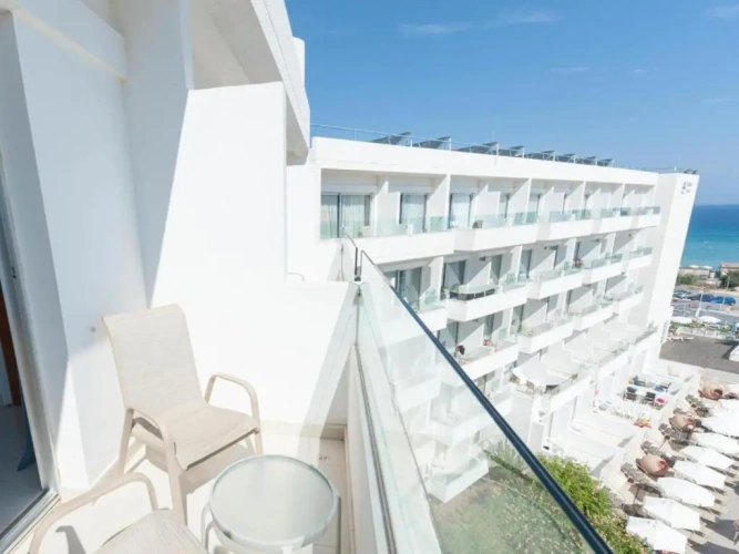 Standard Twin room with partial sea view