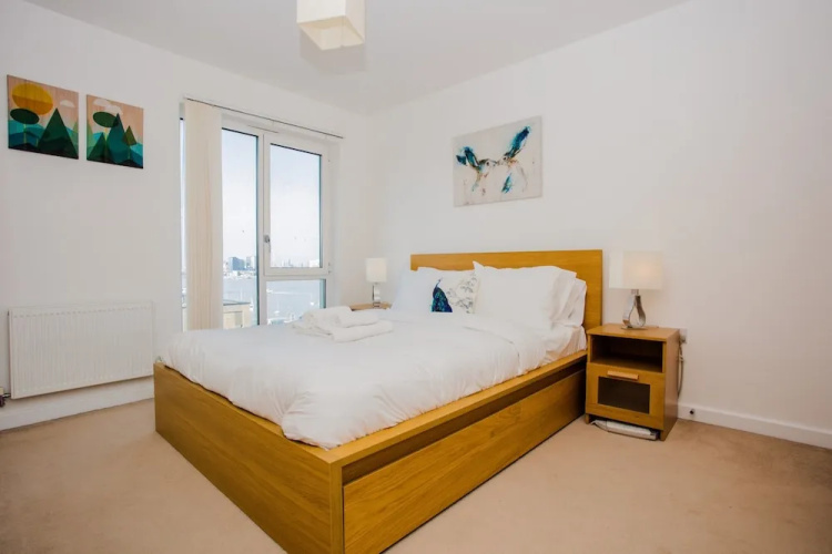 Stunning 2 Bed Home + Balcony Overlooking Thames