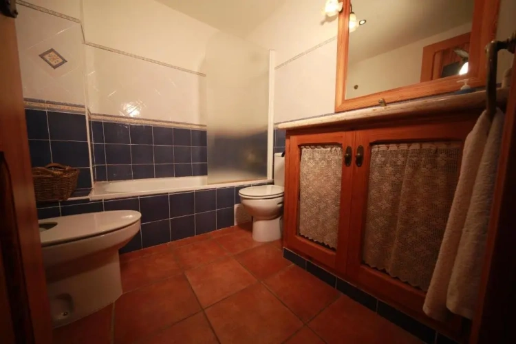 4 Bedrooms Cottage