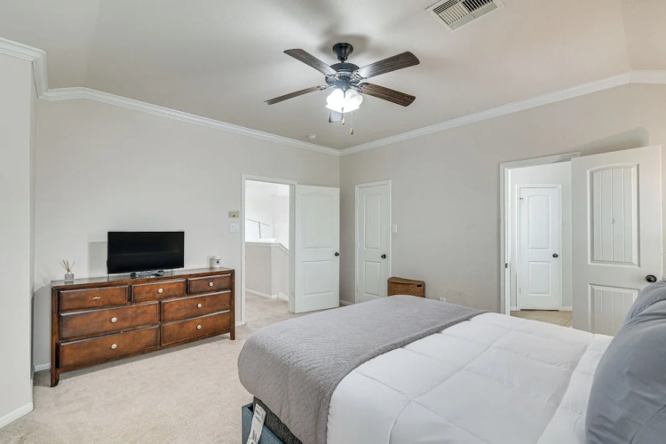 12 Mi to Dtwn Houston: Modern Home w/ Backyard