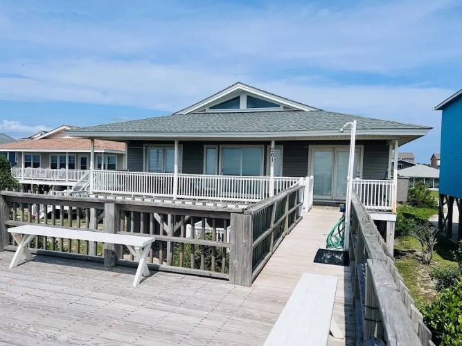 4 Bedrooms Cottage with balcony