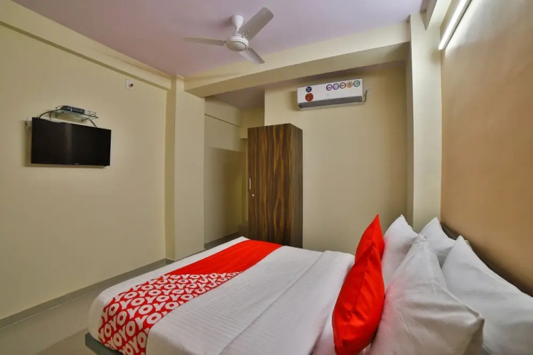 OYO Flagship 27974 Madhuram Arcade