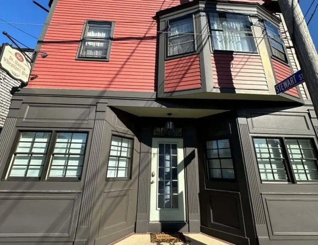 Bright And Open 2 Bed 1 Bath Apt. Off Broadway #2 2 Bedroom Apts - Newport, RI