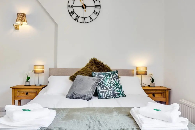 Superb Central First Floor Studio Apartment #8