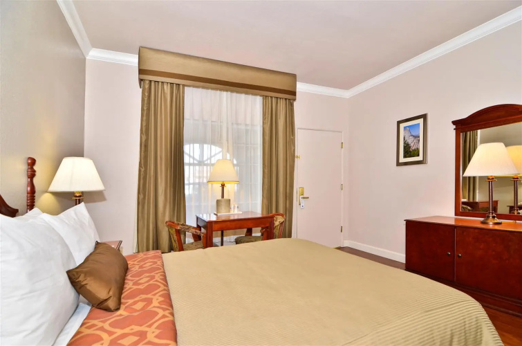 Best Western Plus Bishop Holiday Spa Lodge