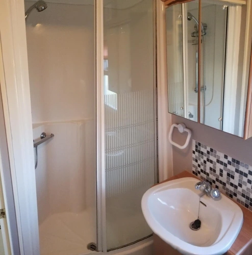 2 Bedrooms Comfort room with land view