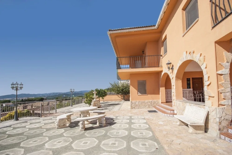 5 Bedrooms Villa