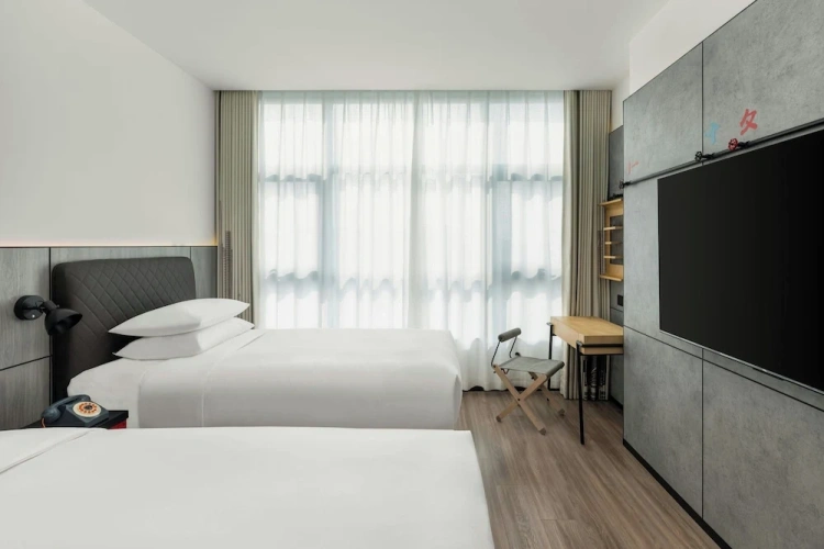 Standard Twin room with city view