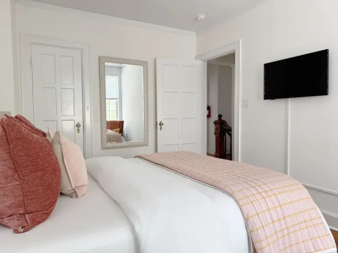Classy 3-Story Downtown Apt