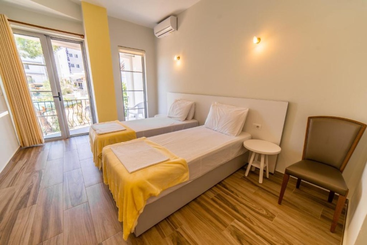 Standard Twin room with balcony