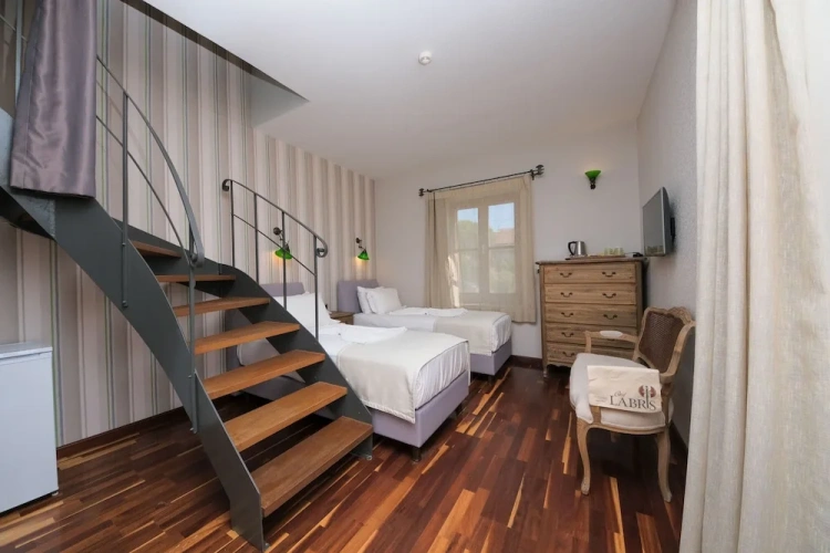 2 Bedrooms Standard Quadruple Family room with balcony