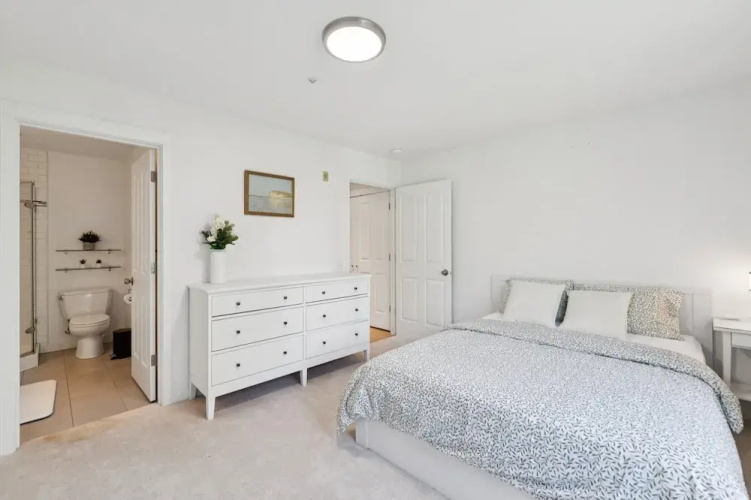 Walkable Seattle Gem Close To Everything 2 Bedroom Condo