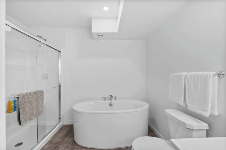 Luxurious Large 3 Bedroom Loft Saskatchewan Drive