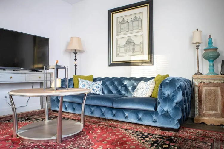Detached Victorian Style Tiny Home - Long Stays U7