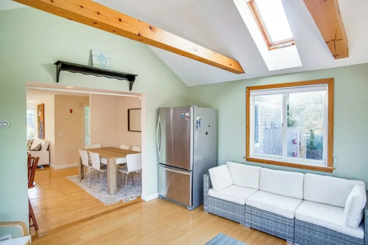 Ping-pong & Backyard: Spacious Chatham Retreat