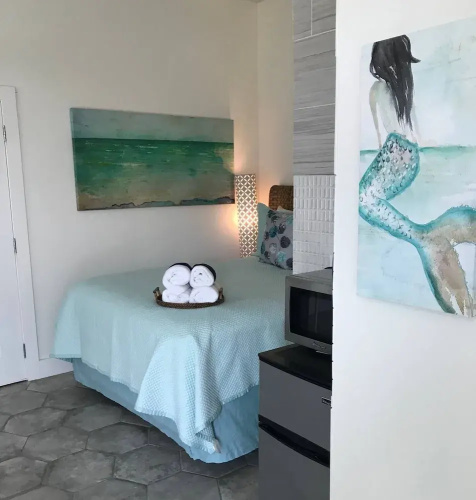 GIPH Mermaids Tale Sleeps 2 w Queen