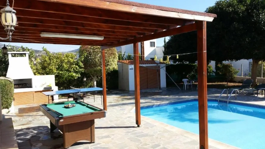6 Bedrooms Villa