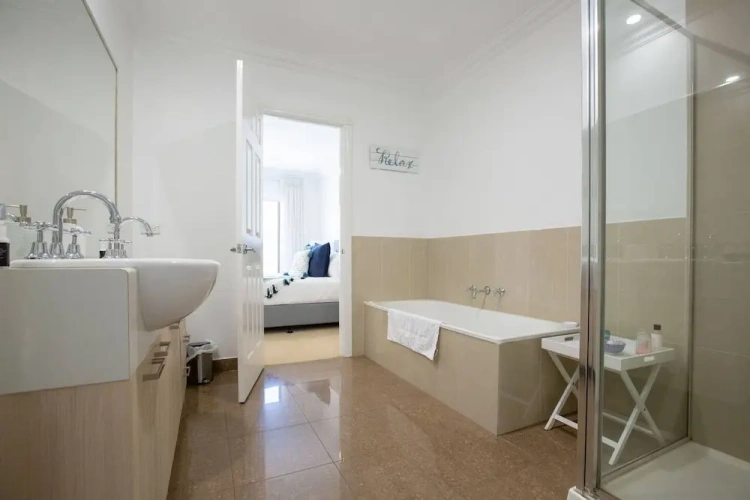 2 Bedrooms Sextuple Villa
