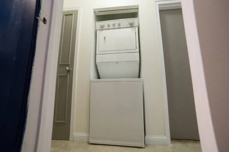 Central Toronto 2 Bedroom Flat