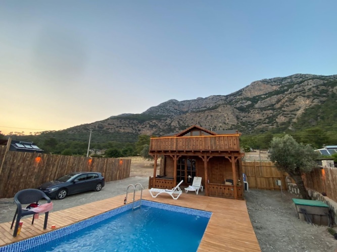 Bungalow with pool view